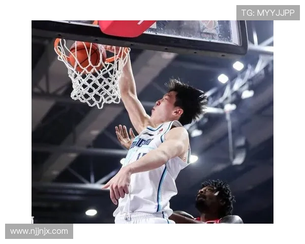 杨瀚森首节末段替补出场三分未中掩护犯规被迅速换下